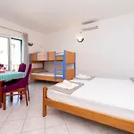 شقة And Jure Duće